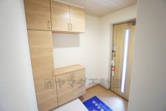 たっぷり収納できるシューズボックスです。家族全員の靴がきれいに整頓できます。棚の上にお花や写真を飾っても良いですね。
