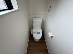 1階2階の2ヶ所にトイレがありますので、忙しい朝にも家族に気を使わず、ゆとりが生まれますね＾＾ 小窓付きで換気する時に便利です＾＾