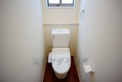 同仕様写真。温水洗浄機付トイレです。トイレは2ヶ所設けられているので、来客時にも気兼ねなく使えますね。