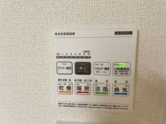 浴室暖房乾燥機付き。天候に左右されず、いつでも好きなときに洗濯物を干せるので、仕事や家事で忙しい方に重宝します。