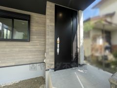 玄関は奥まっていて、人の出入りが見えにくいので防犯面も安心です。