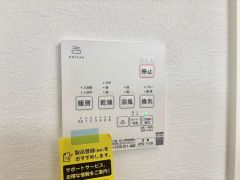浴室暖房乾燥機には、暖房、乾燥、涼風、換気の4つの機能が付いています。タイマー付きです。雨の日はもちろん、急ぎで洗濯する必要のあるお子様の体操服や、下着類などを乾かすのに便利です。