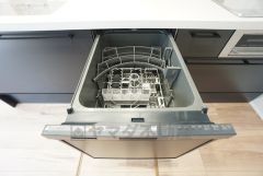 炊事時間を大幅に短縮できる食器洗浄乾燥機付き＾＾食器を洗う手間が減るので家族とのコミュニケーションの時間や自分の時間が増えますね。