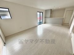 おしゃれなキッチンを中心とした開放的なリビング。