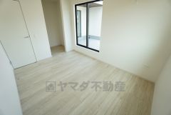 バルコニーに面した陽当たりの良い洋室です＾＾