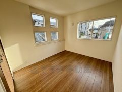 デザイン窓が魅了の洋室は居室としてももちろん、収納や書斎、お子様のプレイスペースにも＾＾使い勝手が良さそうです＾＾