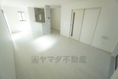 家族が集まる開放的なリビング。思い思いの時間を過ごしたり食事をしたり、素敵な団らんの場になりますね。