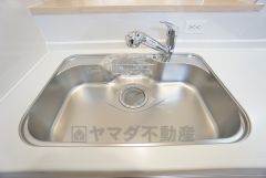 キッチンシンクは洗剤やスポンジを収納出来るラック付き。広さも確保しているので、大きなお鍋も洗いやすいですね。