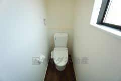 ウォシュレット付きトイレです。1階2階の2ヶ所にトイレがあるので、忙しい朝にもゆとりができますね＾＾