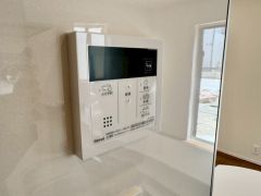 お湯張り、追い炊き、足し湯がボタン一つで楽々操作できる非常に便利な給湯機リモコンです。追い炊きがついていると寒い冬は水道代の節約にもなるので助かりますね