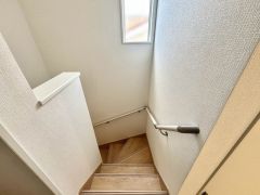 お子様も高齢の方も安心して上り下りができる手摺がついた安心設計です。