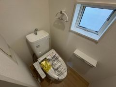 ウォシュレット付きトイレです。1階2階の2ヶ所にトイレがあるので、忙しい朝にもゆとりができますね＾＾