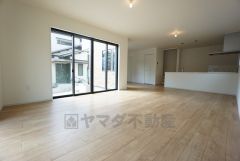 キッチンから会話が弾みそうなリビングです。快適な生活が想像できますね＾＾