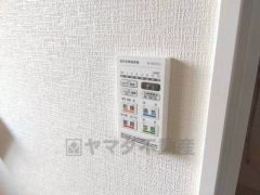 浴室暖房乾燥機には、暖房、乾燥、涼風、換気の4つの機能が付いています。タイマー付きです。雨の日はもちろん、急ぎで洗濯する必要のあるお子様の体操服や、下着類などを乾かすのに便利です。