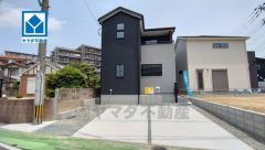 オール電化＾＾4LDK。全居室収納付き。小中学校・スーパー・コンビニ・バス停徒歩7分圏内。周辺環境充実＾＾