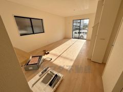 キッチンに向き合う形で大きな窓があります。たくさんの光や風を取り込むことができ快適な生活が過ごせそうです。