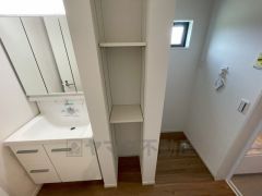 便利な洗面室収納。散らかりがちなバスタオルや清掃用品、化粧品や予備のシャンプー等もきれいに整頓できますね。