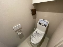 壁リモコンタイプのウォシュレット付き。すっきりした見た目で、トイレ奥の掃除もしやすいです。