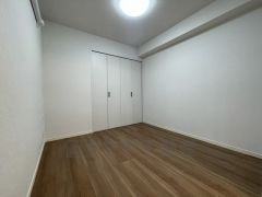 ＬＤＫに隣接する洋室です。お子様のお昼寝スペースや客間、お友達やご親戚のお泊り部屋としても使えます。