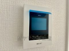 防犯性もばっちり、TVモニター付きインターホン完備。大きなモニターで玄関先を確認できます。録画機能が付いているので不在時の訪問者も確認できて安心です＾＾