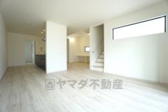 家族が集まる開放的なリビング。思い思いの時間を過ごしたり食事をしたり、素敵な団らんの場になりますね。