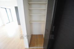 同仕様写真。まとめ買いしてもこの収納量なら心配要らずのパントリー。調理家電や食品のストックをすっきりまとめられ、キッチン周りを広々使えます。