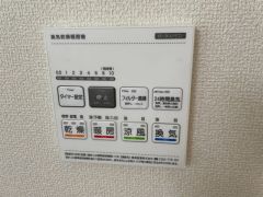 浴室暖房乾燥機付き。天候に左右されず、いつでも好きなときに洗濯物を干せるので、仕事や家事で忙しい方に重宝します。
