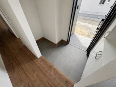 ご家族の靴をスッキリと片付けられるシューズボックス、ベビーカーやゴルフバッグなどもスッキリ収納出来るシューズクローク付きの玄関です＾＾