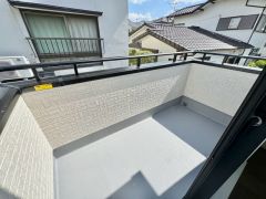 陽当たりの良いバルコニーです。お洗濯やお布団干しはもちろん、日光浴スペースにも。足元は防水工事施工済です。
