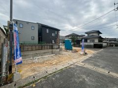 現地（2026年6月）撮影。賃貸ではご夫婦2台で1万円以上払われている方も多い駐車場。こちらの家には駐車が2台分ついています。