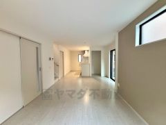 明るくておしゃれなキッチンを中心とした開放的なリビング。お友達や親せきをお招きするのも楽しみです＾＾