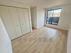 バルコニーに面していて日当たりがよく、寝室としての利用もおすすめです＾＾