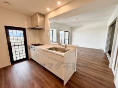 収納も、作業スペースも広々と設けられた使いやすいシステムキッチンです＾＾カウンターキッチンなので、ご家族と会話をしながら楽しくお料理ができます＾＾