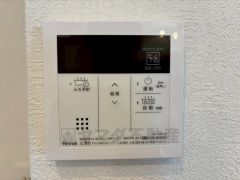 キッチン横からお湯張り、追い炊き、足し湯がボタン一つで楽々操作できる給湯機リモコンです＾＾忙しい夕飯の準備の時間帯に重宝しますね。