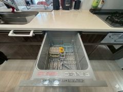 炊事時間を大幅に短縮できる食器洗浄乾燥機付き＾＾食器を洗う手間が減るので家族とのコミュニケーションの時間や自分の時間が増えますね。