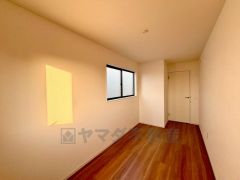 家具を選ばないナチュラルなフローリングとシンプルなクロスです＾＾ 採光もよく使い勝手が良さそうです＾＾