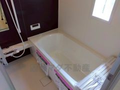 1日の疲れを癒すくつろぎのバスルーム。足を伸ばしてもゆったりと入れるサイズです。お子様と一緒にお風呂に入っても狭くないですね^^