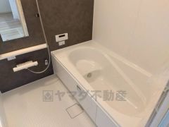 1日の疲れを癒すくつろぎのバスルーム。足を伸ばしてもゆったりと入れるサイズです。お子様と一緒にお風呂に入っても狭くないですね^^