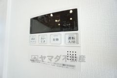 キッチン横から追い炊き、温度調節など楽々操作できる給湯器リモコンです＾＾忙しい夕飯の準備の時間帯に重宝しますね。