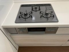 複数の調理を一度に行うことができる3口コンロ。効率よくお料理が出来ます。毎日のお料理も楽しくなりますね＾＾