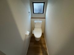 ウォシュレット付きトイレです。1階2階の2ヶ所にトイレがあるので、忙しい朝にもゆとりができますね＾＾