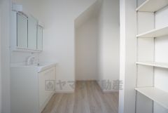 同仕様写真。現況と異なる場合は現況を優先します。 洗面台、洗濯機置き場、バスルームが連なっている、生活導線の考えられた作りになっています。