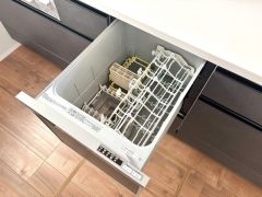 炊事時間を大幅に短縮できる食器洗浄乾燥機付き＾＾食器を洗う手間が減るので家族とのコミュニケーションの時間や自分の時間が増えますね。