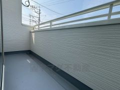 陽当たりの良いバルコニーです。お洗濯やお布団干しはもちろん、日光浴スペースにも。足元は防水工事施工済です。