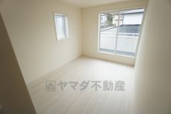 2面採光を確保した明るい室内は、風通しも良く、大変居心地の良い空間となっております。爽やかな風を感じて起きる朝は、快適生活の始まりに。