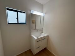 三面鏡つき洗面台。鏡裏にたっぷりとした収納スペースがあります。鏡を閉めてしまえば小物は見えないため、スッキリとした印象の洗面台にできます。