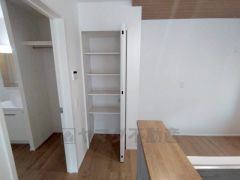 キッチンにはパントリーを設けています。調理家電や食品のストックをすっきりまとめられ、キッチン周りを広々使えます。