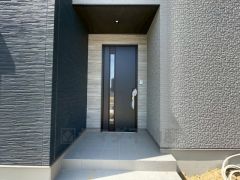家の顔となる玄関扉がかっこいいと、たくさんの人を招き入れたくなりますね＾＾奥まって設置されており、雨にも濡れにくくなっています。