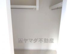 大容量のウォークインクローゼット。季節ごとのお洋服全てを収納できるので、衣替えも楽になりますね＾＾