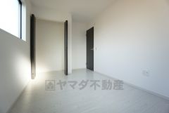 暖かい日差しが差し込む洋室。たっぷり収納できるクローゼット付きでお部屋の中をすっきりと快適に保てます。